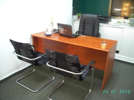 שולחן מנהלים וכסאות