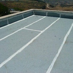 סיום איטום הגג ביריעות ביטומניות כולל איטום קירות חיצוניים וזיפות תפרים .