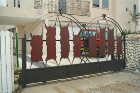 שער ברזל חשמלי לחניה, דמוי רצועות עור בנפחות