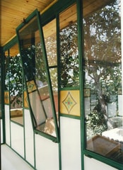 חלון בלגי מברזל, פתיחה עליונה, משולב עם זכוכית מצוירת