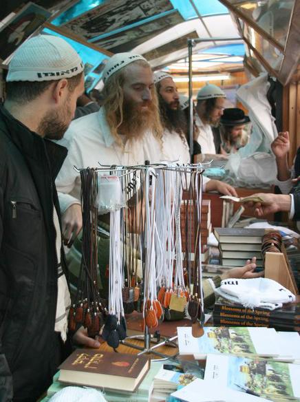 קרן רבי ישראל דב אודסר חנות ספרים באומן  