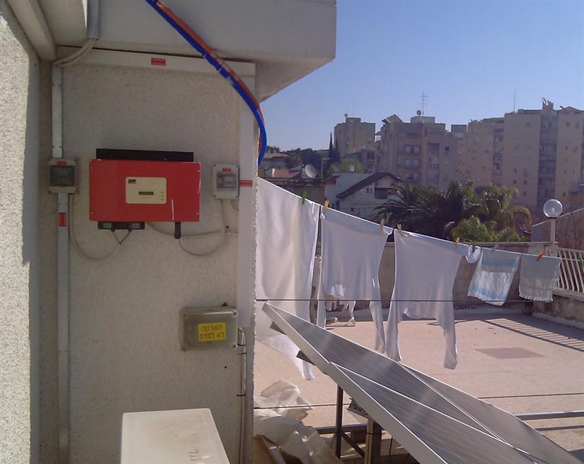 אבן גרין בדיקות קרינה ע"י מהנדס מערכת סולארית לאנרגיה פוטו וולטאית- קולטים וממיר על הגג  