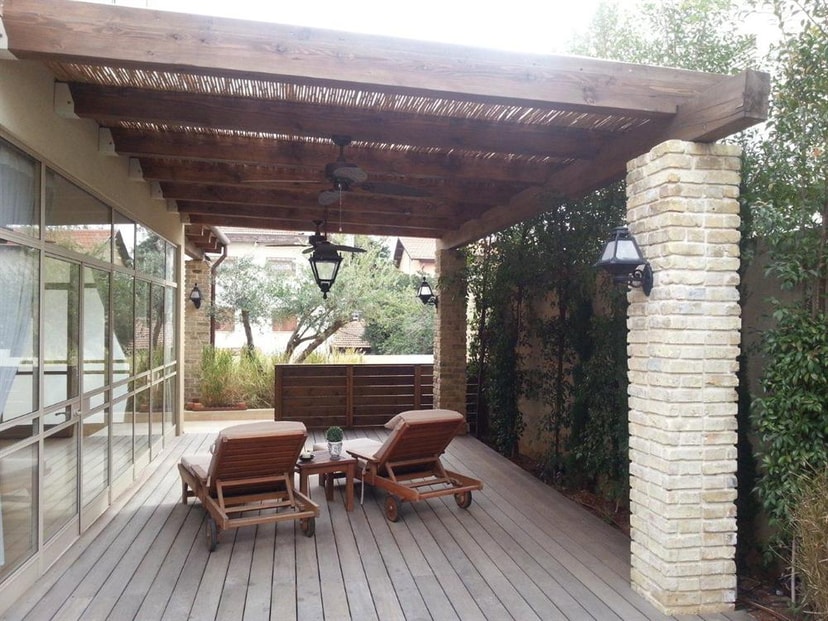 פתרונות של עץ בע"מ פרגולה גושנית על עמודי בטון בחיפוי אבן ובשילוב עם דק איפאה,פרגולה גושנית תלויה,פרגולה תלויה,פרגולה גושנית בשילוב עמודי בטון ומקטע תלוי מעל בריכה  