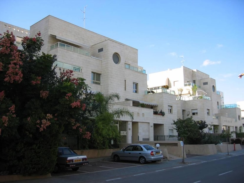 טל-חיות חברה לבנין בע"מ   