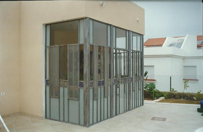 רוםסן - אומנות הפרופיל הבלגי חדר שמש מפרופיל בלגי בשילוב קרמיקה ארמנית מבט מבחוץ  