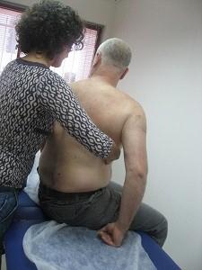 פיזיוגל טיפול מנואלי בגב עליון  