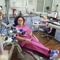דר נלי שטיינבוק - מומחית לטיפולי שורש   
