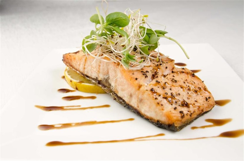 מוניק-אוכל ביתי וקייטרינג פילה סלמון אפוי עם רוטב טריאקי וצ'ילי פיקנטי