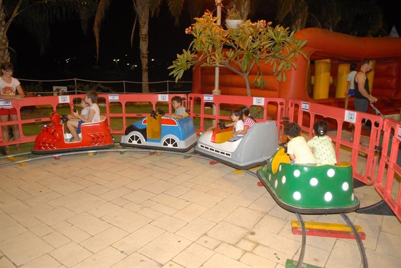 אבי - אירועי מתנפחים לילדים ואטרקציות   