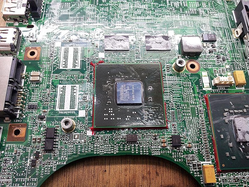 תיקון מחשבים ניידים FIX MY LAPTOP החלפתת כרטיס מסך במחשב נייד  