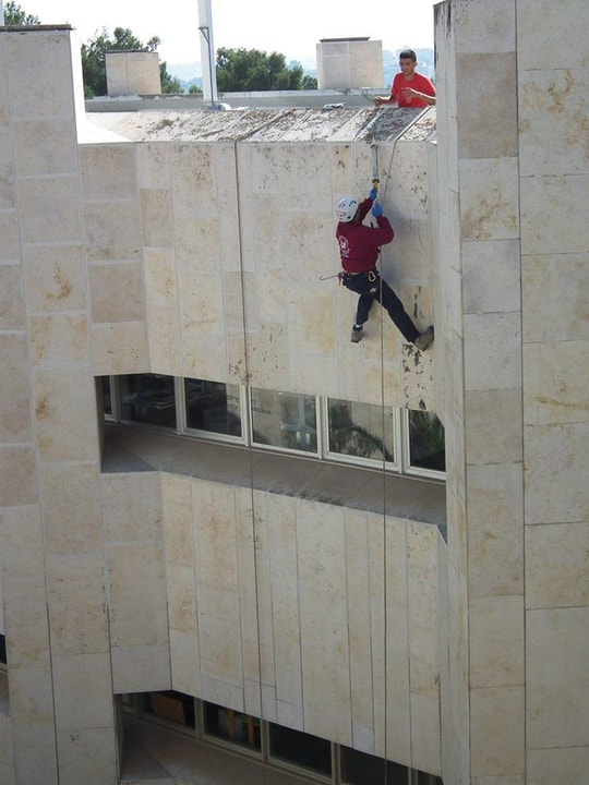 האחים אילוז   