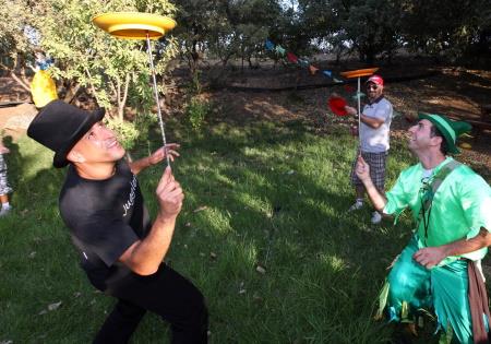 קרקסתא להטוטים בידיים טובות   