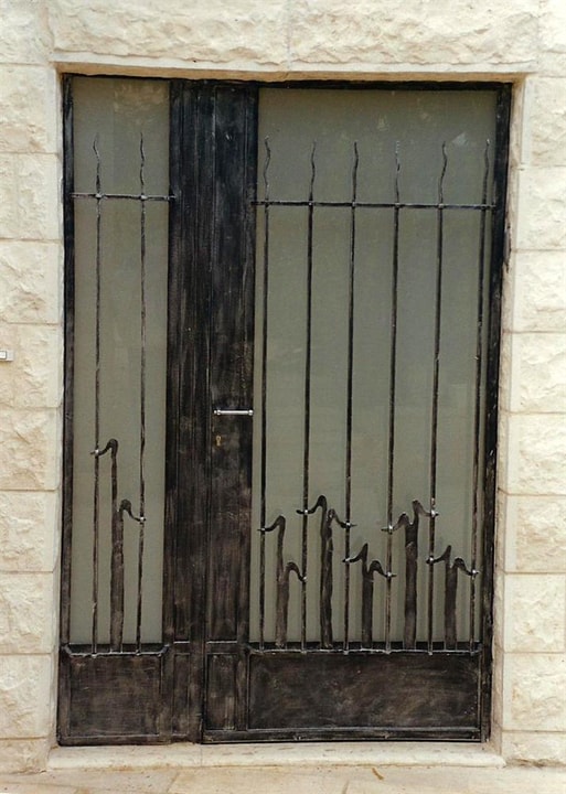 רוםסן - אומנות הפרופיל הבלגי דלת כניסה מפרופיל בלגי משולבת זכוכית חלבית ונפחות  